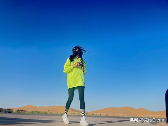 关晓彤身着黑色连体裤酷劲十足,关晓彤罕见穿皮裤亮相