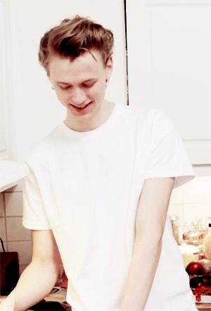 衣服被油渍弄脏了可以用什么弄掉,白t恤发黄油渍怎么洗才能洗白