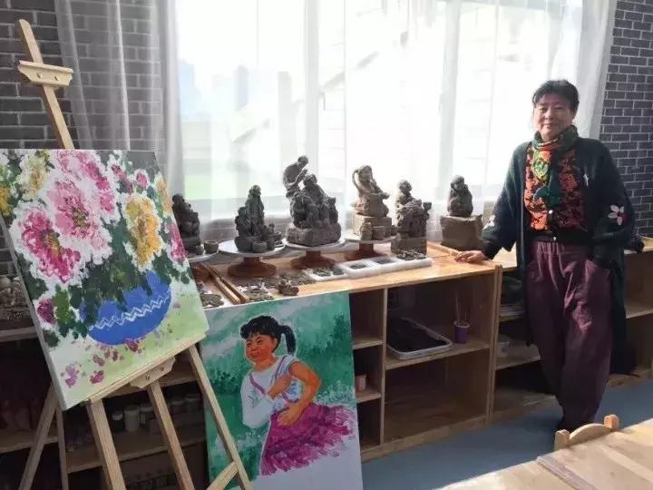 “西北奇葩”阳朵姥姥用报纸、碎布、树叶作画,惊艳!