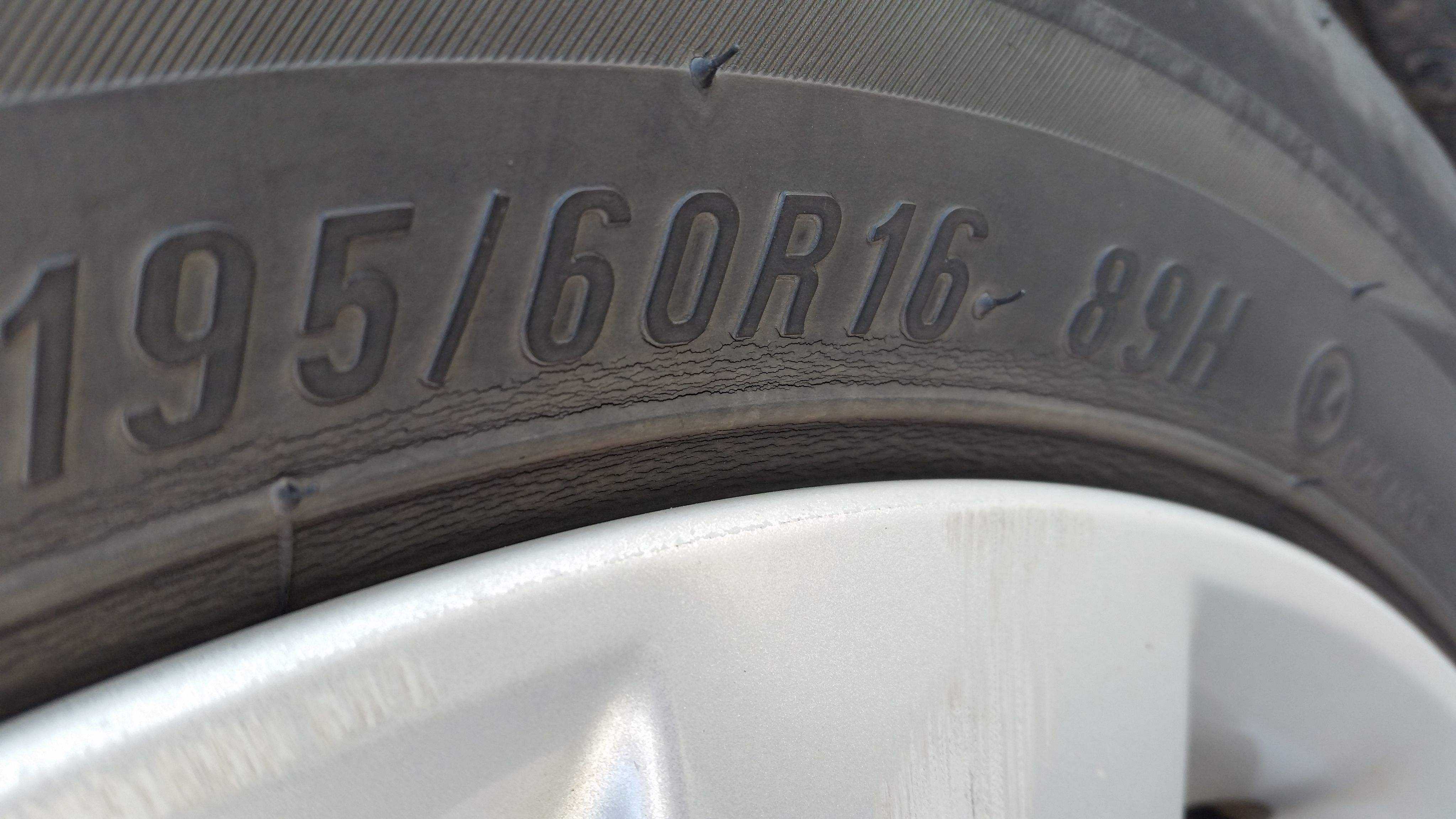 新车轮胎里有裂痕是质量问题,新车轮胎有些小裂纹正常吗