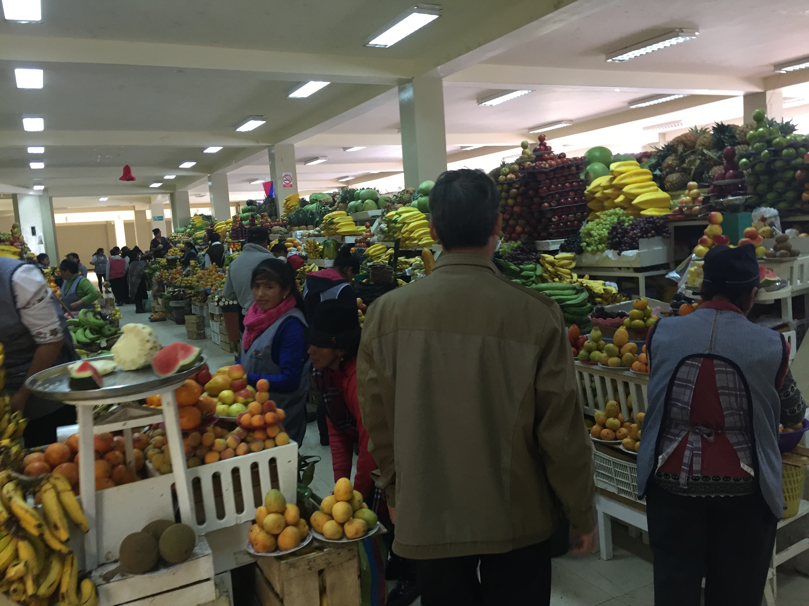 那年我在南美洲厄瓜多尔逛农贸市场，看到蔬果是按只按堆按袋计价