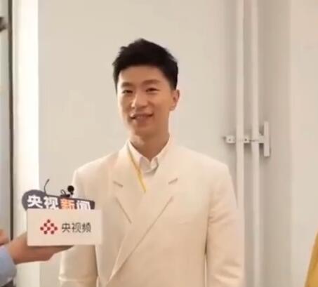 马龙穿上西装的视频,马龙穿西装的样子