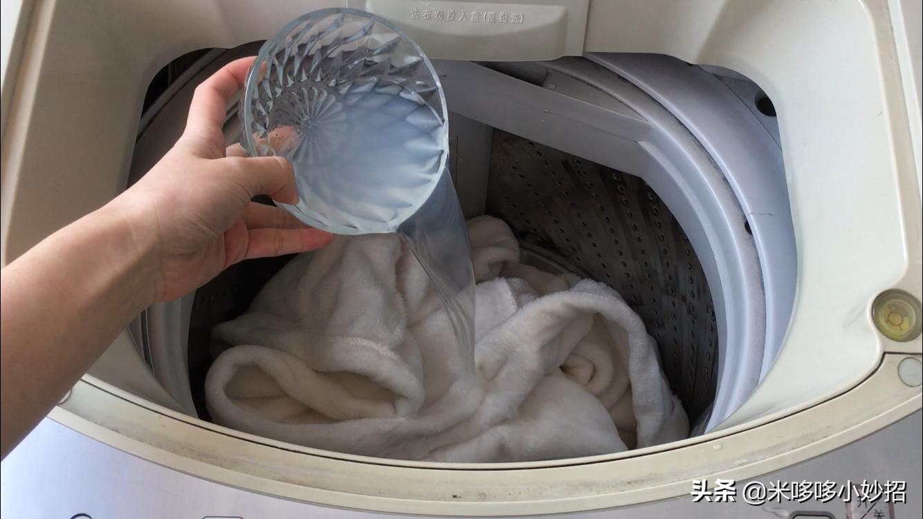 白衣服被洗衣机越洗越脏怎么处理,洗衣机里倒一杯水多脏的衣服
