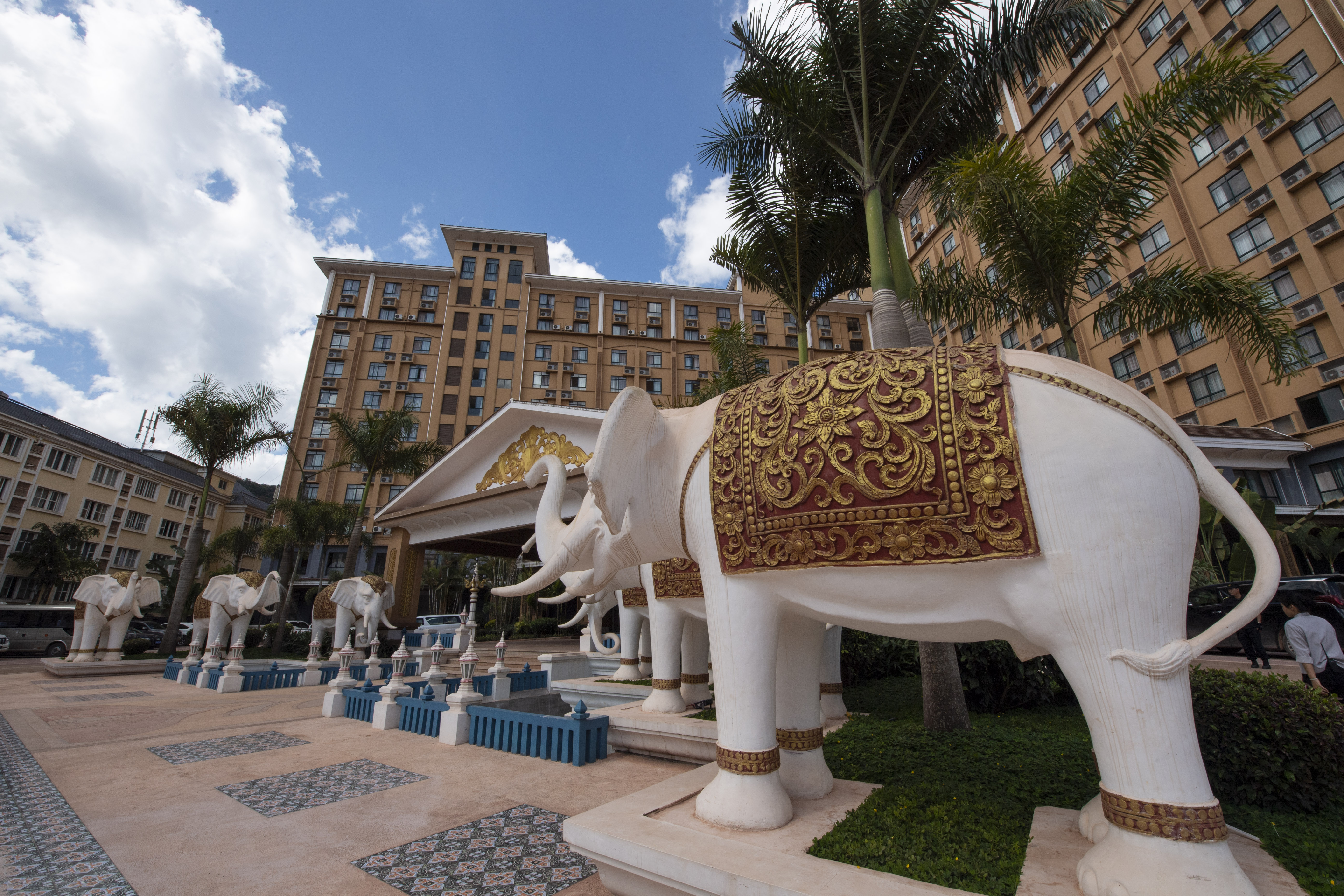 过了边境线的人,过了国境线再走多长公里出国