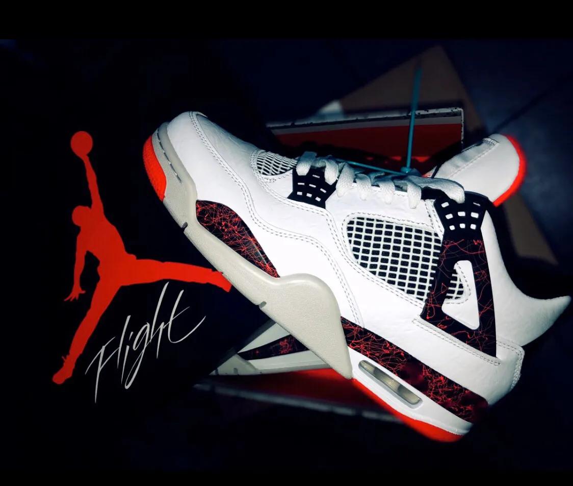 aj4热熔岩鞋码正常吗,aj4黑镭射和aj4热熔岩