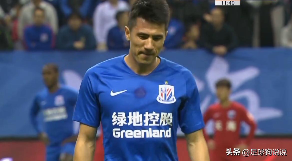 中超再现1“废人式铲球”：世界级裁判看了VAR后直接出示红牌