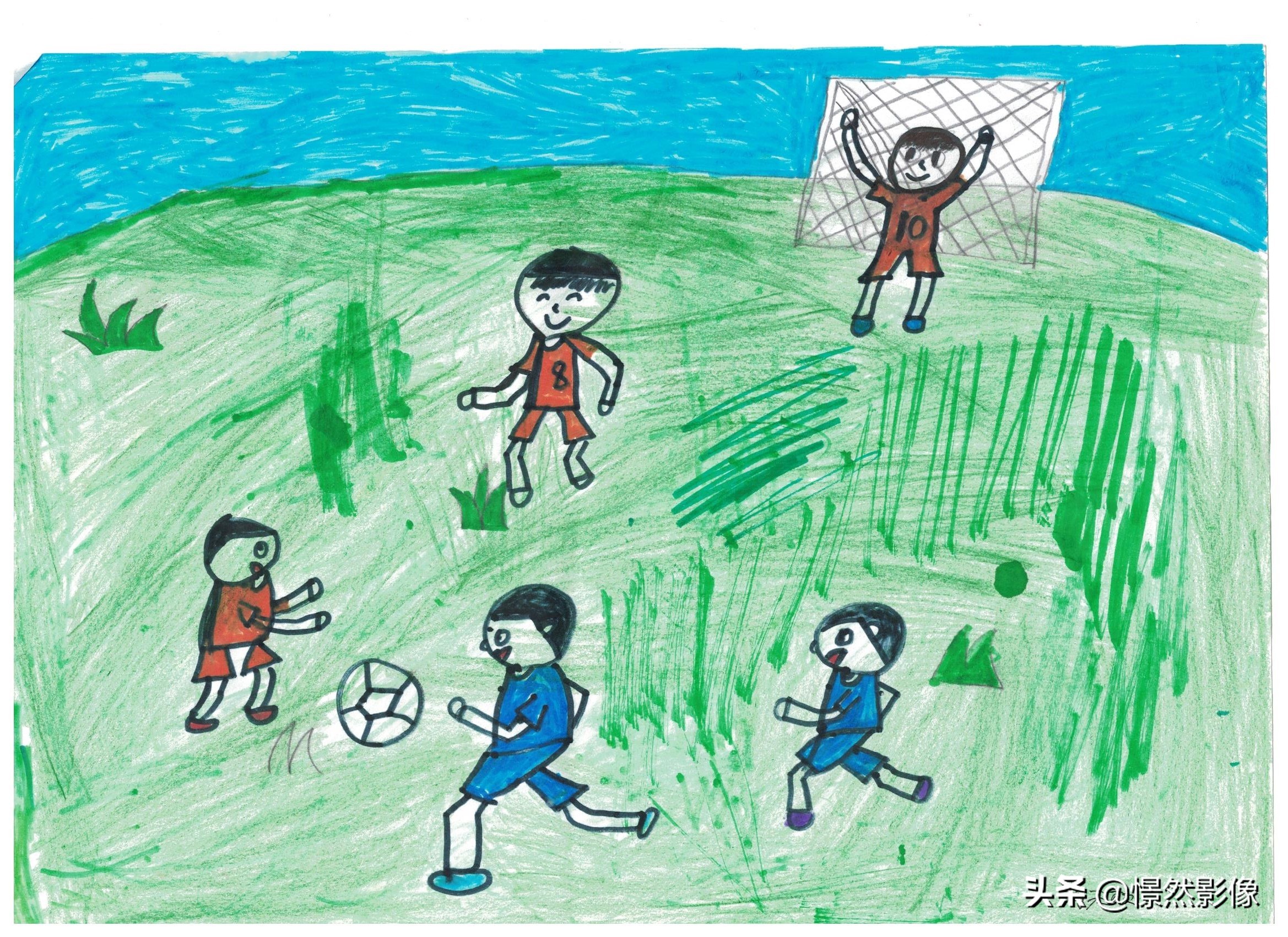 河北乡村隐匿着一支小学足球队晚上老师用车灯照亮操场训练