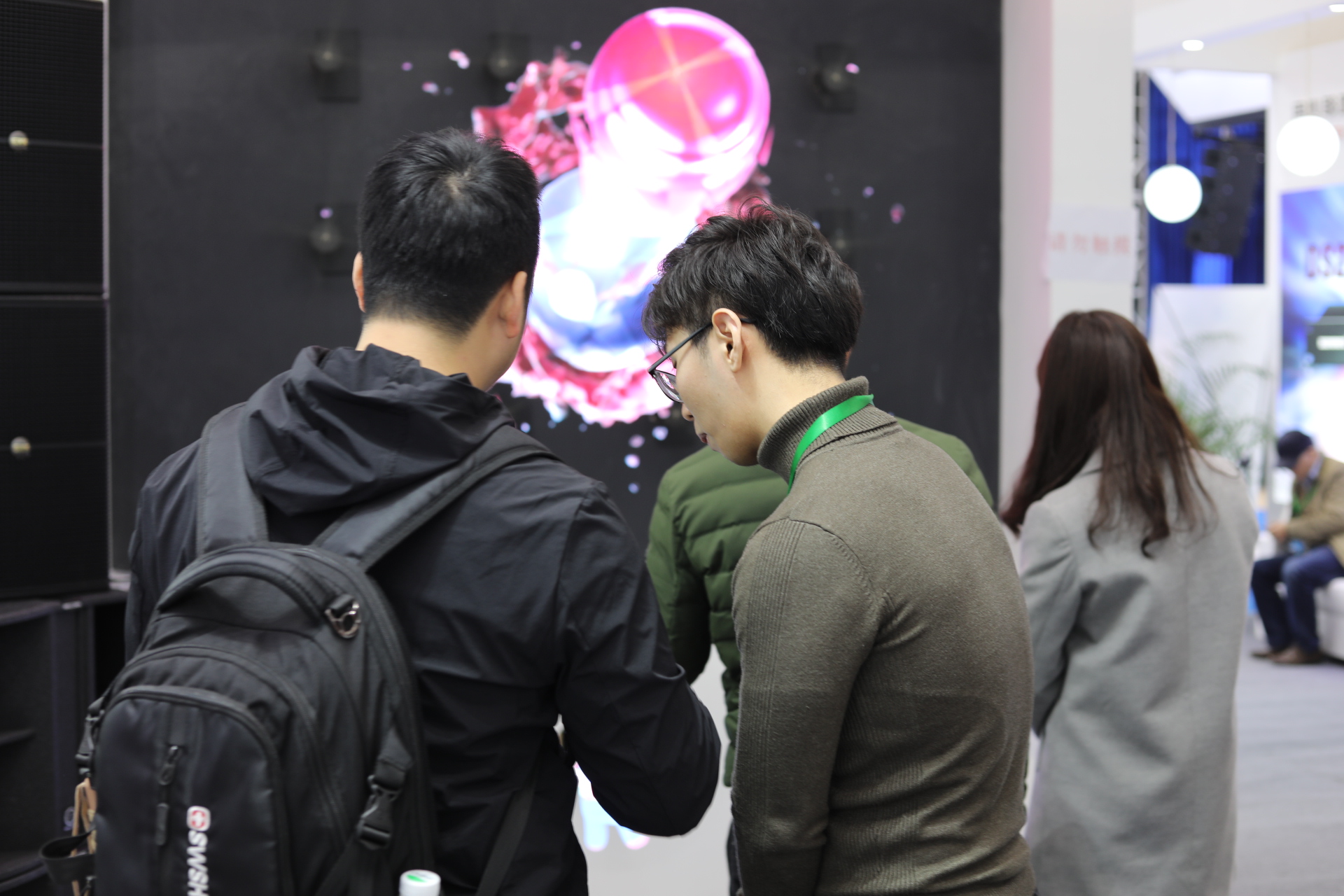 裸眼3D不遥远，科伊斯3D炫屏广告机成获利神器，消除投资商大烦恼