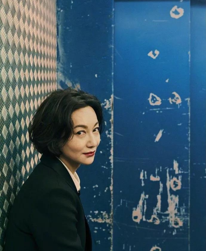 章子怡的女神，被打到满身淤青，从16楼跳下，不堪重压吞药自杀