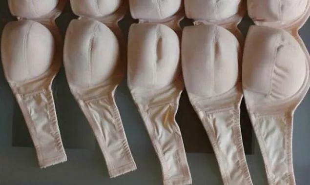 平胸女生如何穿搭,平胸的女人怎么穿衣