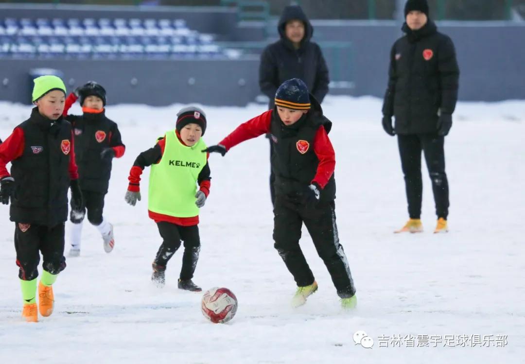 雪地快乐踢球,冰天雪地足球