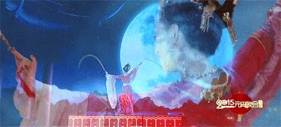 佟丽娅将任春晚主持，却被质疑稳输董卿？但在妆容上她确实赢了..