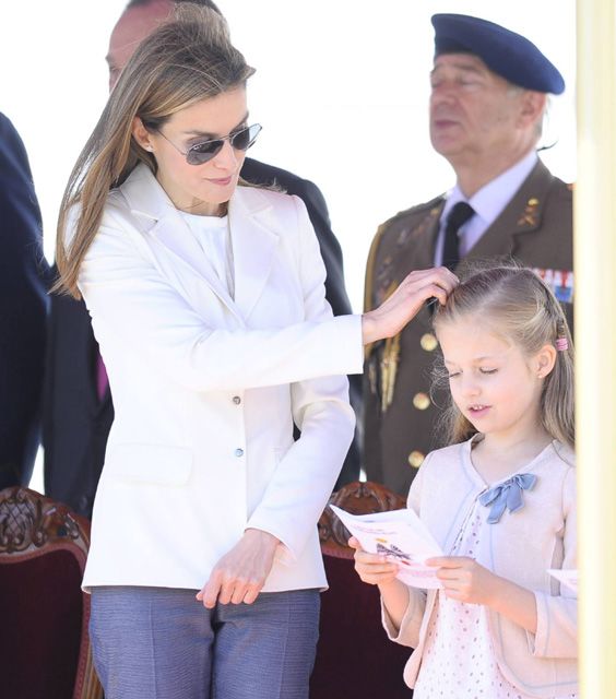 西班牙公主莱昂诺尔给父亲打伞,西班牙王室小公主给父亲的惊喜