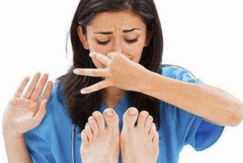 夏天脚臭脚痒怎么办最有效,夏天去除脚臭最简单的方法