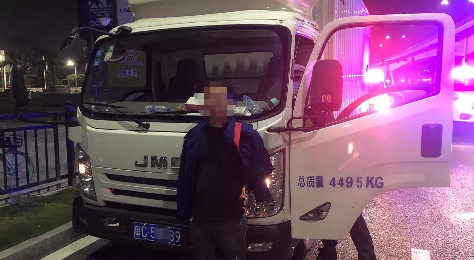 他无视交警拦停，开车撞倒雪糕筒一路逃走，走投无路仍不肯开车门！