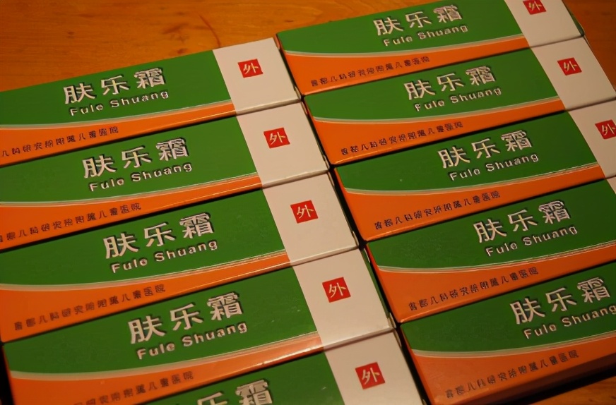 妈妈亲亲小宝宝的脸蛋,妈妈亲亲宝宝脸蛋