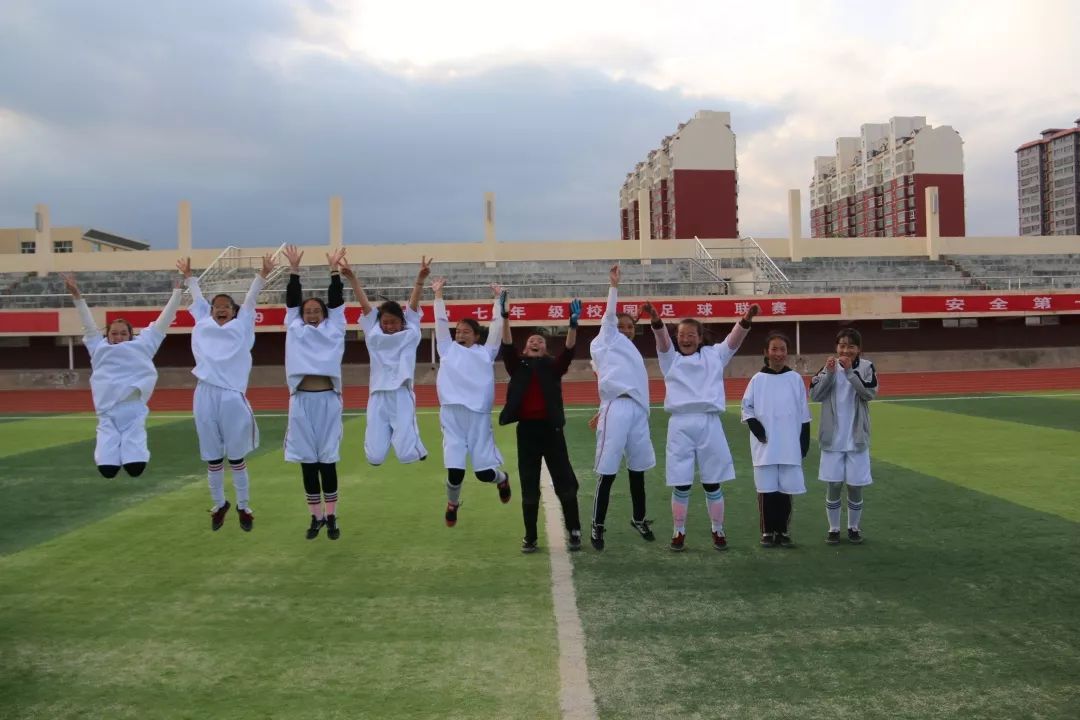 定边县东关小学足球队比赛视频,榆林市定边县第三中学足球联赛