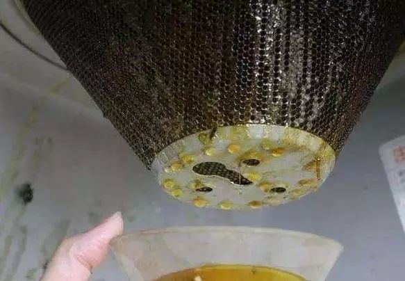 油烟机网罩孔里的油污怎么擦拭,油烟机油污用什么最好