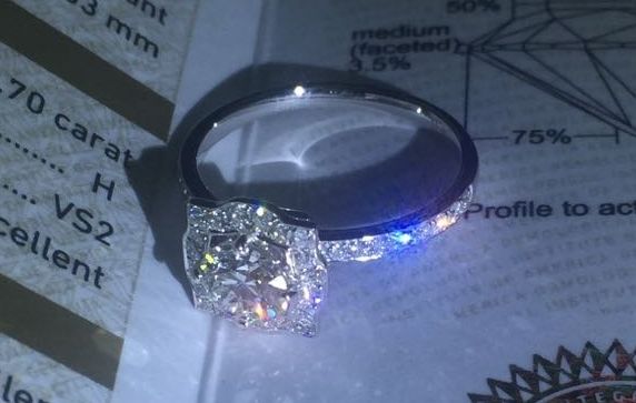 钻戒婚戒款式推荐,男人婚戒一般选黄金还是钻戒