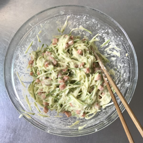 西葫芦饼的8种做法,金黄西葫芦饼正宗做法