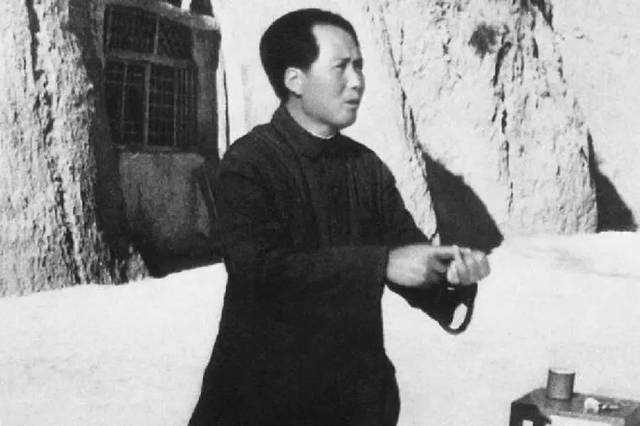 毛*东泽**：红军的强大，在于“跟我上”，而不是“给我上”