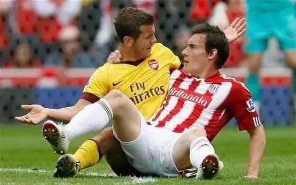 梅西足球场上的搞笑视频,足球场上搞笑瞬间