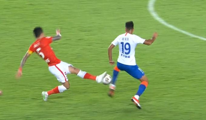 中超再现争议判罚视频,中超新赛季山东鲁能费莱尼
