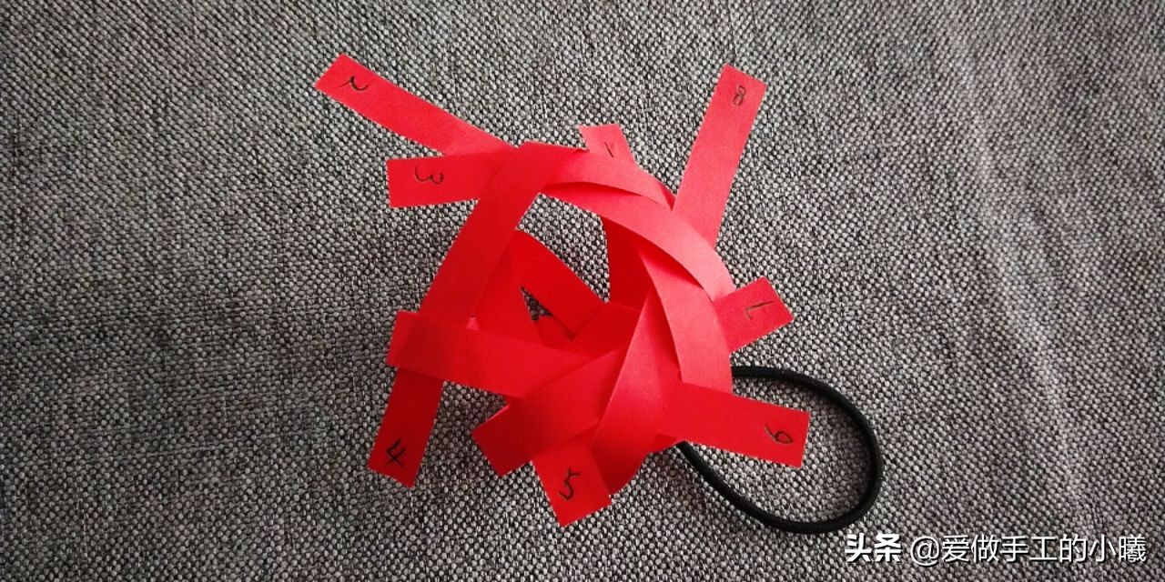 用折星星的纸条做灯笼,用纸条折红红的小灯笼