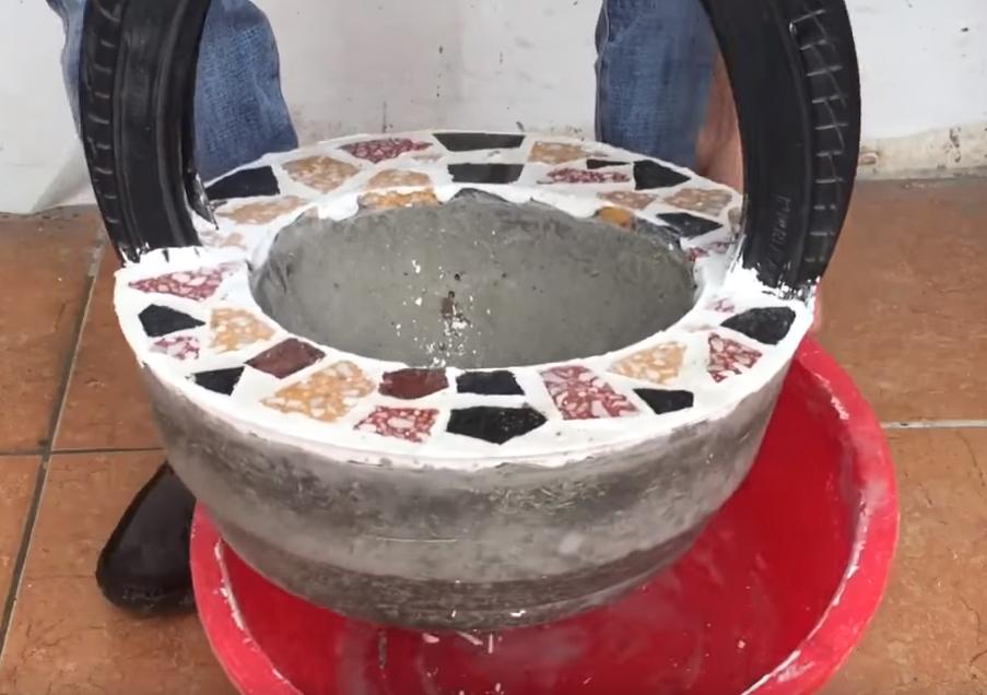 农村老爸把洗脚盆里灌水泥，做了个手提花盆，力气小的人还搬不动