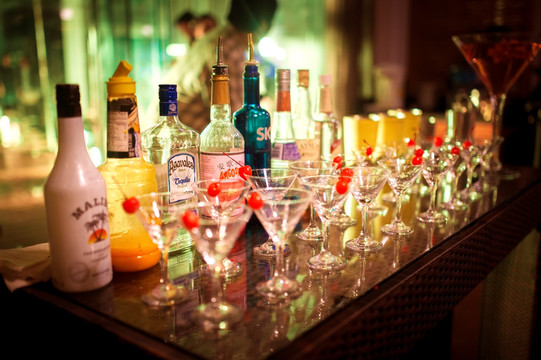 想成为调酒师去哪里学习，掌握这几点让你成为酷帅的调酒师