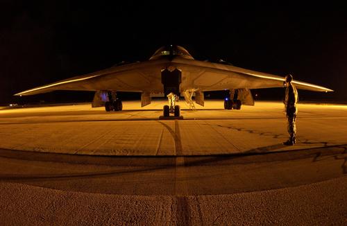 为什么b-2被称隐形轰炸机呢,美国的b-2轰炸机能击落吗