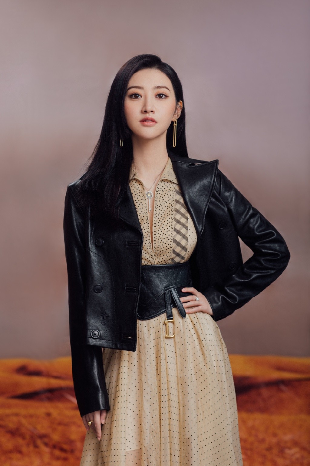 景甜烟熏妆,景甜复古红衣搭配黑裙