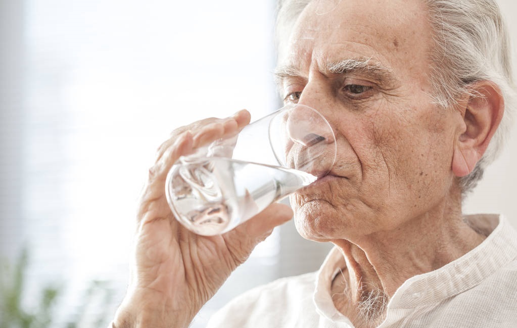 吃别嘌醇降尿酸期间引起痛风,吃别嘌醇尿酸再下降了痛风还发作