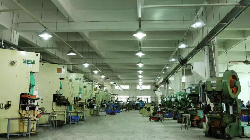 工厂上班组装苹果手机,电子厂组装iphone