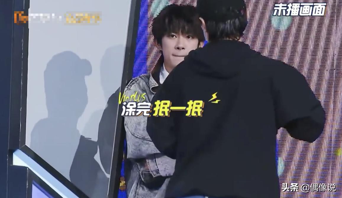 易烊千玺红色眼妆,易烊千玺桃心眼妆画法