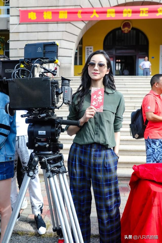 韩雪自拍照真飒，单手插进裤兜，还把衬衫下摆塞下装，真会摆pose