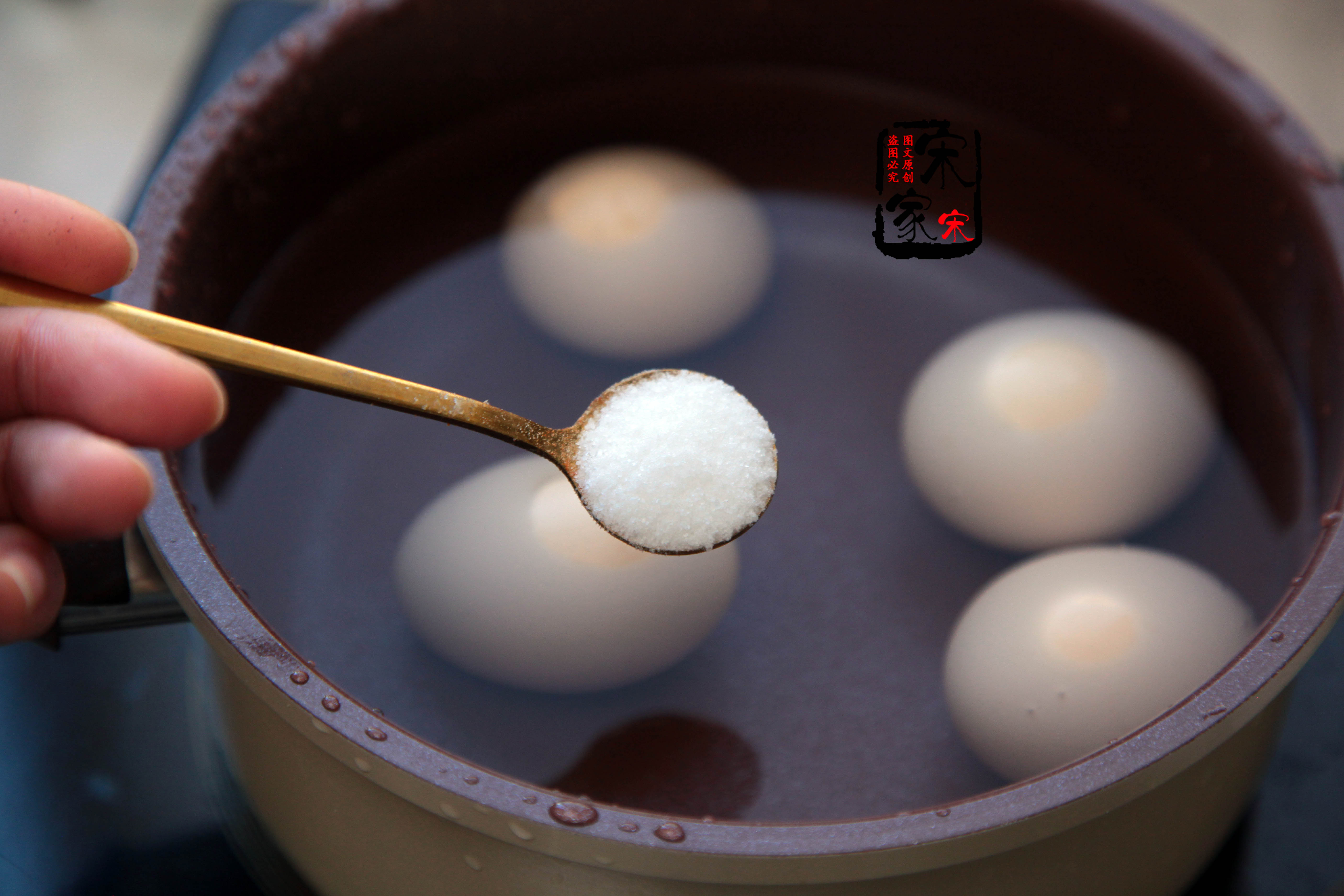 鸡蛋不要再用清水煮了,怎样煮鸡蛋才能让蛋壳更硬