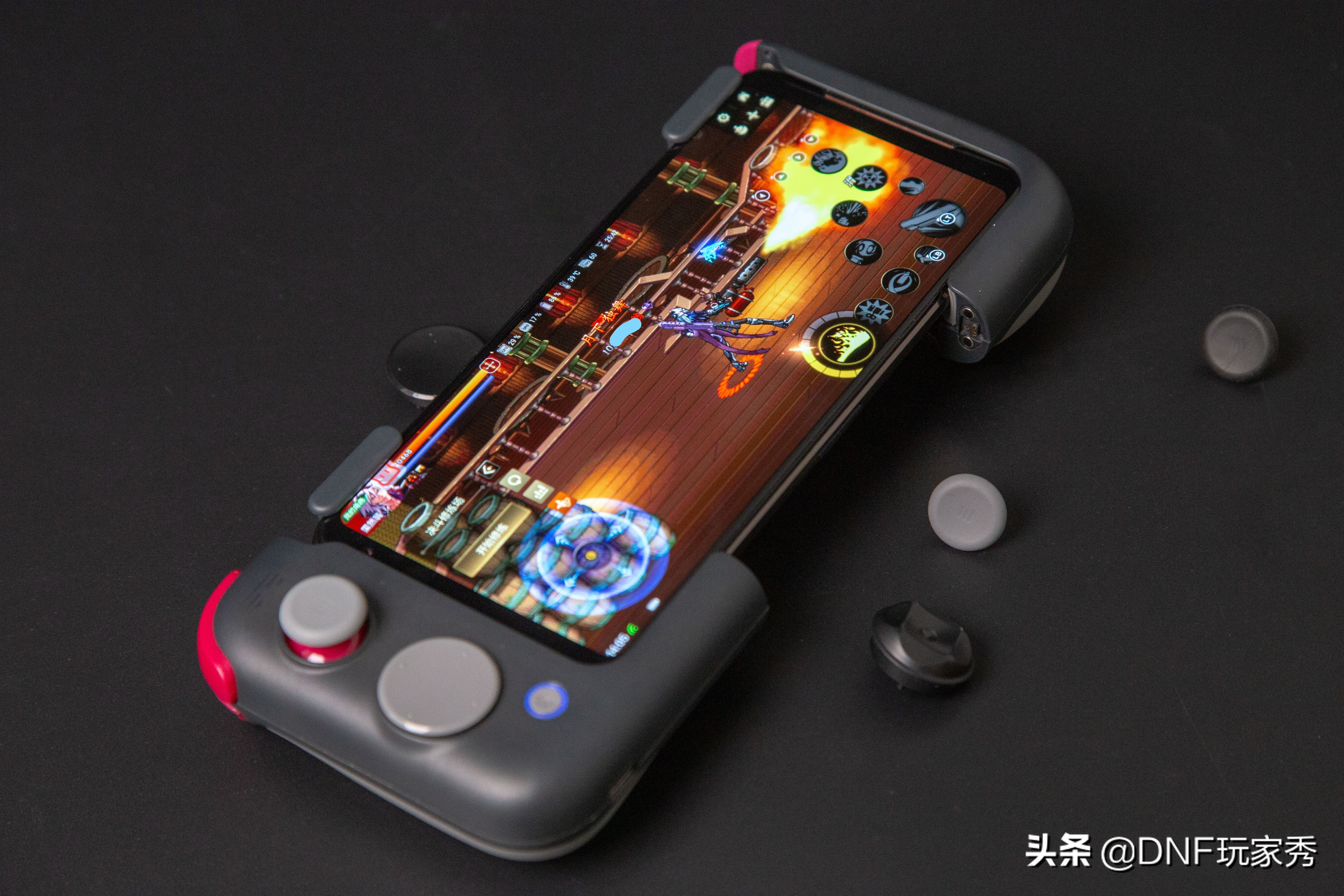 DNF手游游戏手柄,手柄玩刺激战场跟手搓哪个好