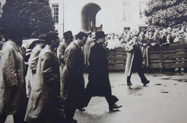 美国记者与周恩来握手，故意掏手帕不停擦手，周总理一招轻松反击