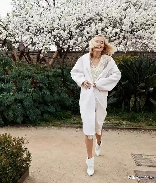 今年流行的裙子不穿高跟鞋,穿今年最流行的裙子