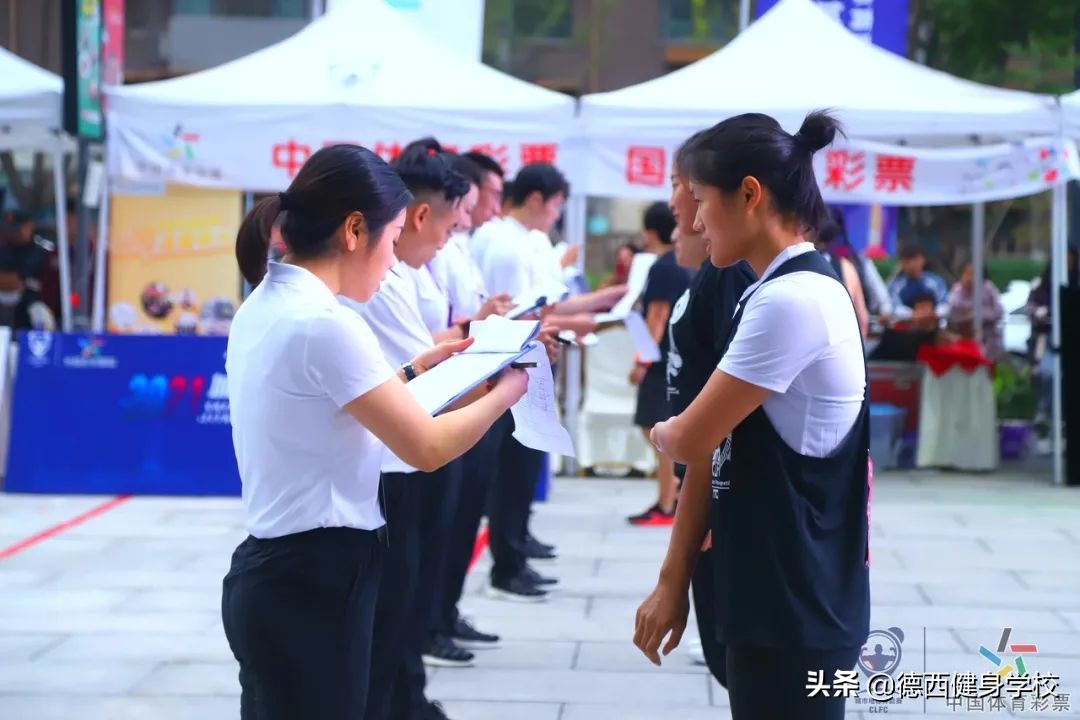 燃爆体能赛现场的，除了爆燃的体能咖，还有德西这支神秘的队伍