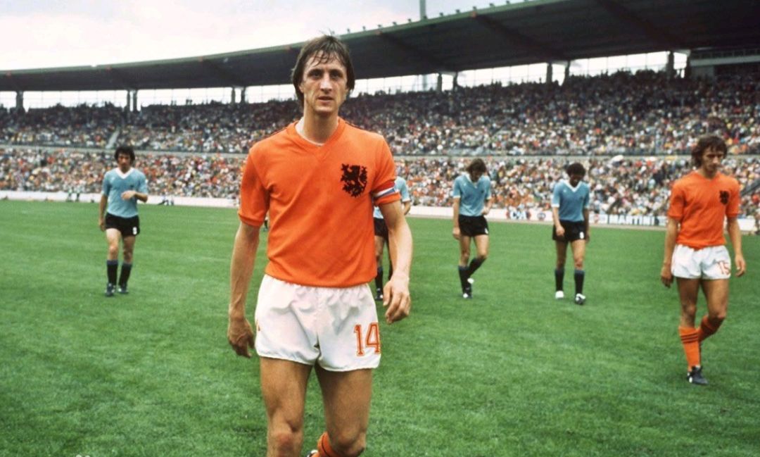 小梁观世界丨绿茵场里的“橙色闪电”