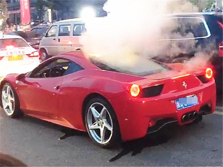 国内法拉利拉法炸街路人反应,上百辆法拉利炸街路人反应