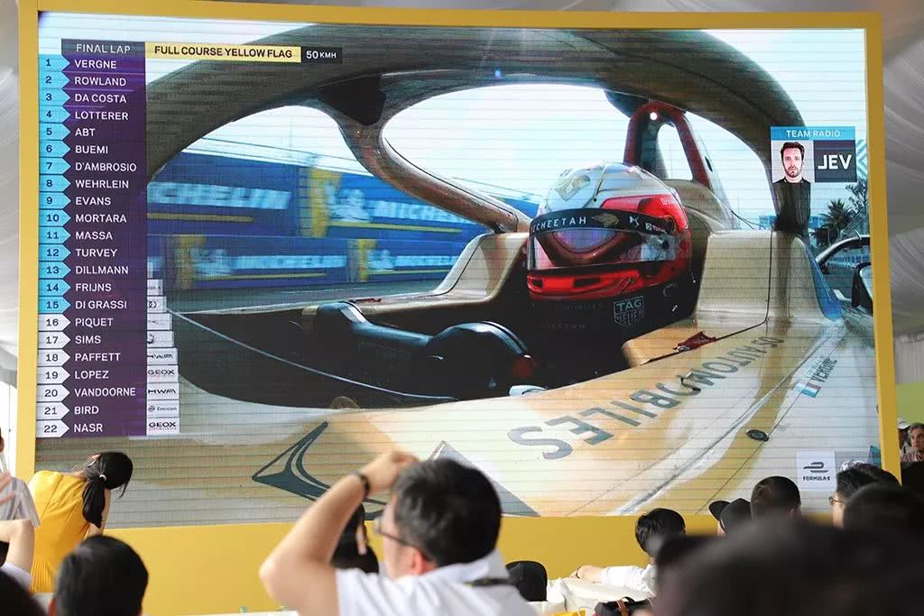 这车空间窄、没空调，只能躺着开，为啥一群男人都想开？