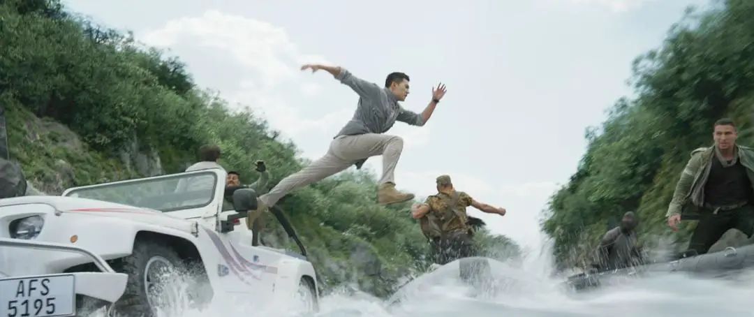 杨洋成龙急先锋跳舞,急先锋发布会杨洋和成龙坐在一起