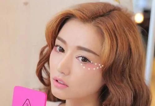 新手如何快速学会化妆,100个实用化妆小技巧化妆新手必看