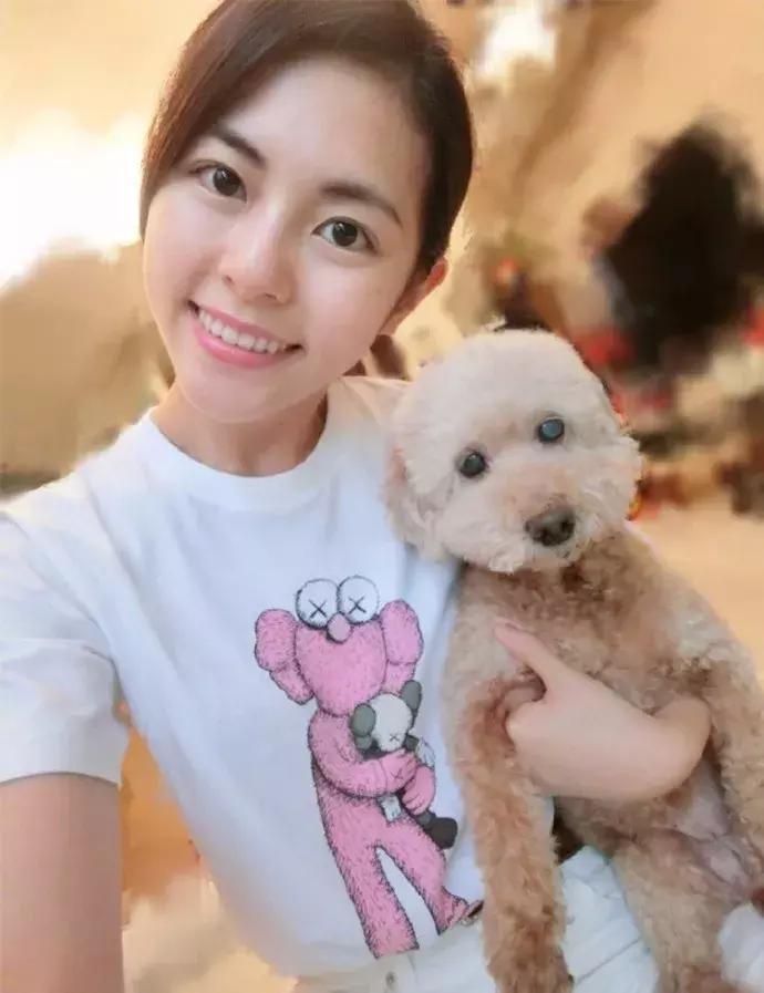 优衣库kaws联名连帽卫衣,优衣库联名kawst恤