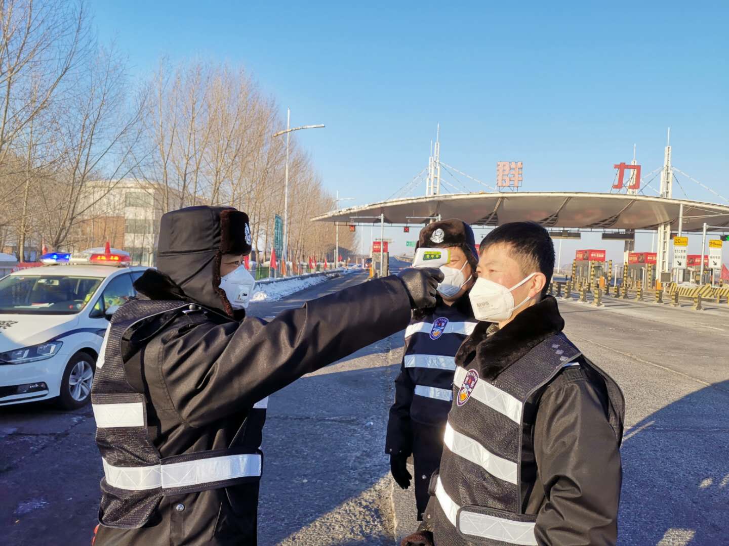 发黑硬痂还没脱落，又覆上一层冻红的新伤记住咱城市守门人的面孔