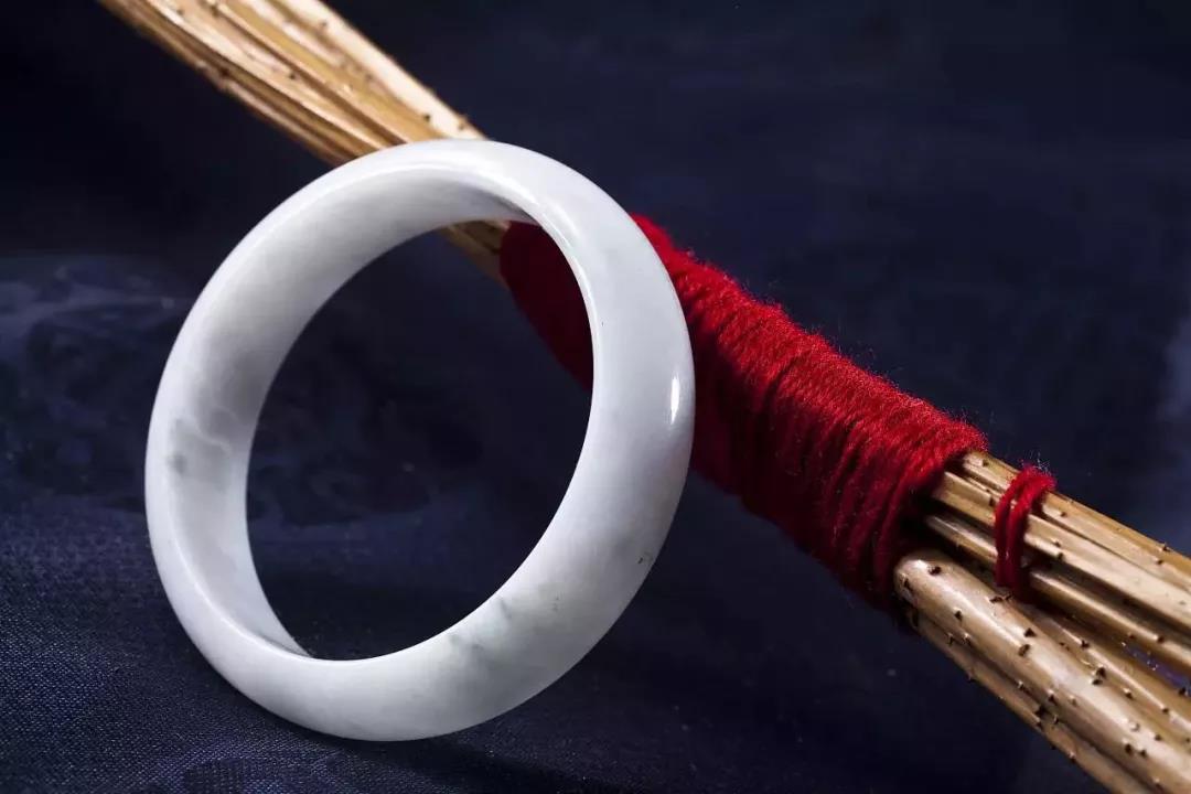 翡翠黑绿是什么原因,翡翠自然光下肉质发黑带底色