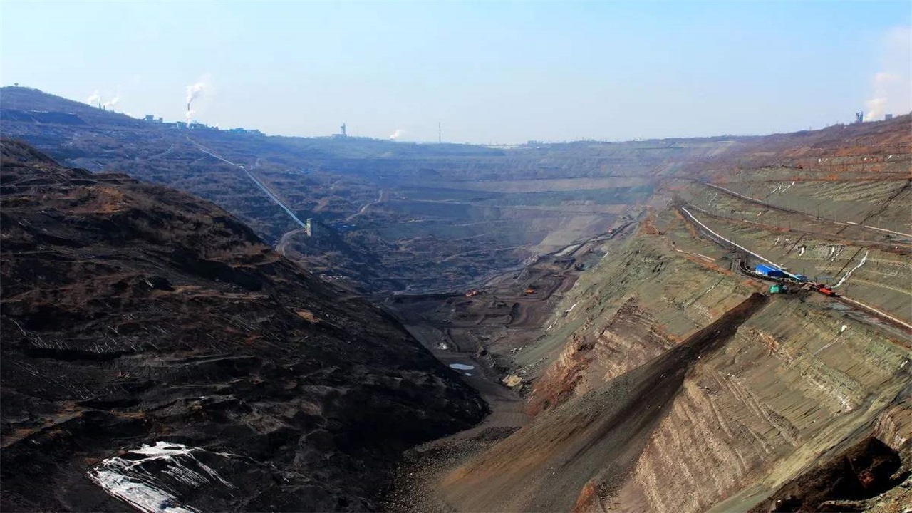 亚洲最大露天煤矿,亚洲最大的露天煤矿年产多少吨煤